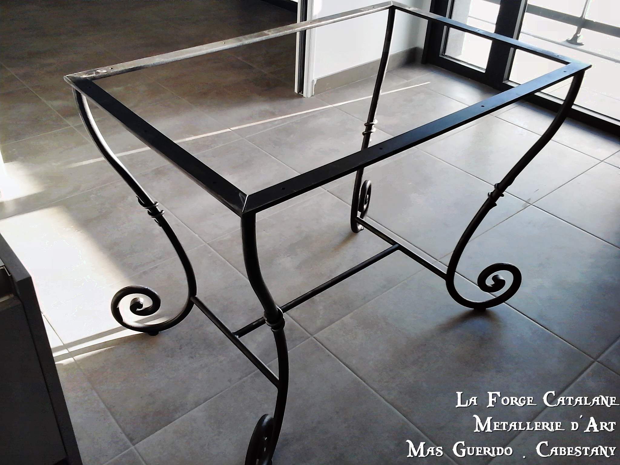 piettement de table travail chaud volutes forge catalane.jpg